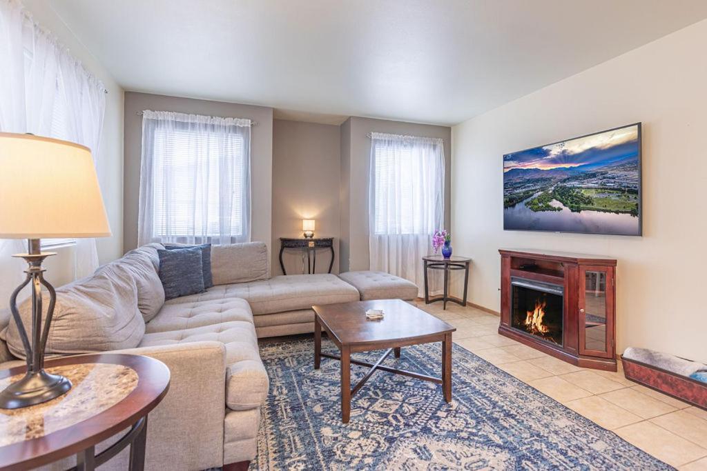 Apartment Walk To Downtown * Sleeps 6 + Pets * Ground Level Gem!
