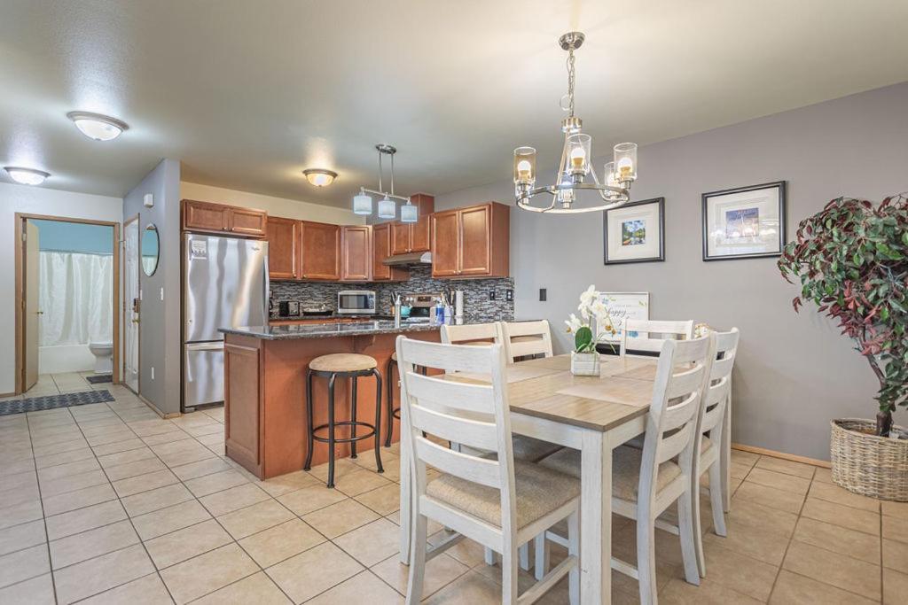 Walk To Downtown * Sleeps 6 + Pets * Ground Level Gem! Apartment *