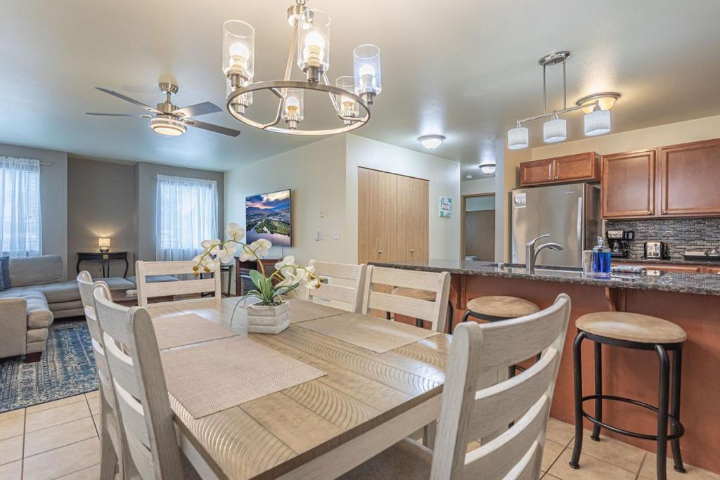 Apartment Walk To Downtown * Sleeps 6 + Pets * Ground Level Gem! *