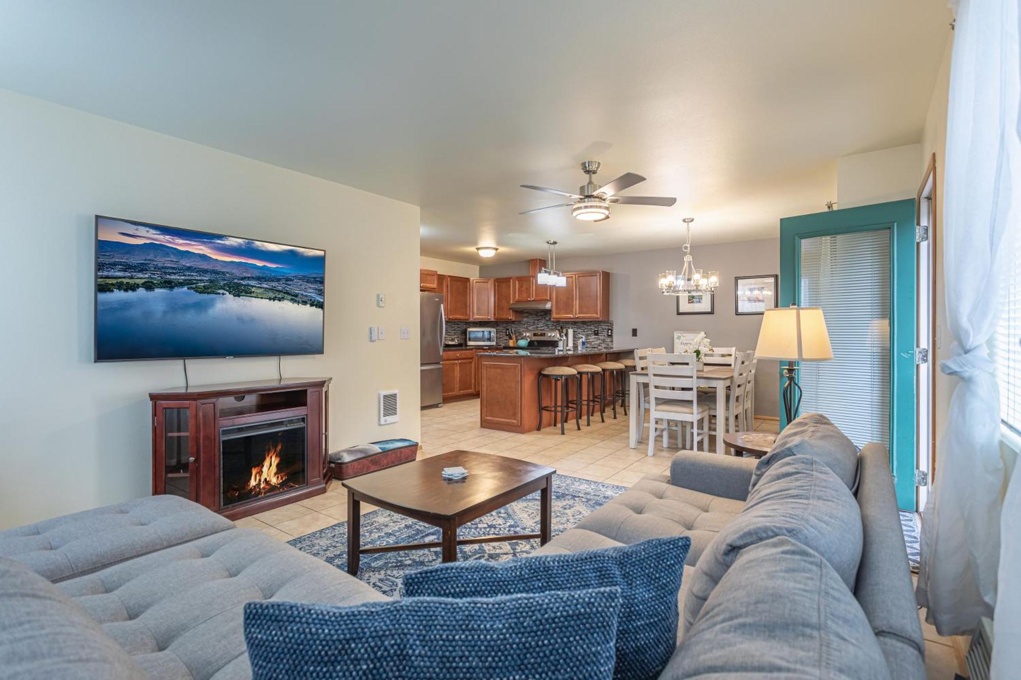 Walk To Downtown * Sleeps 6 + Pets * Ground Level Gem! Apartment Leavenworth