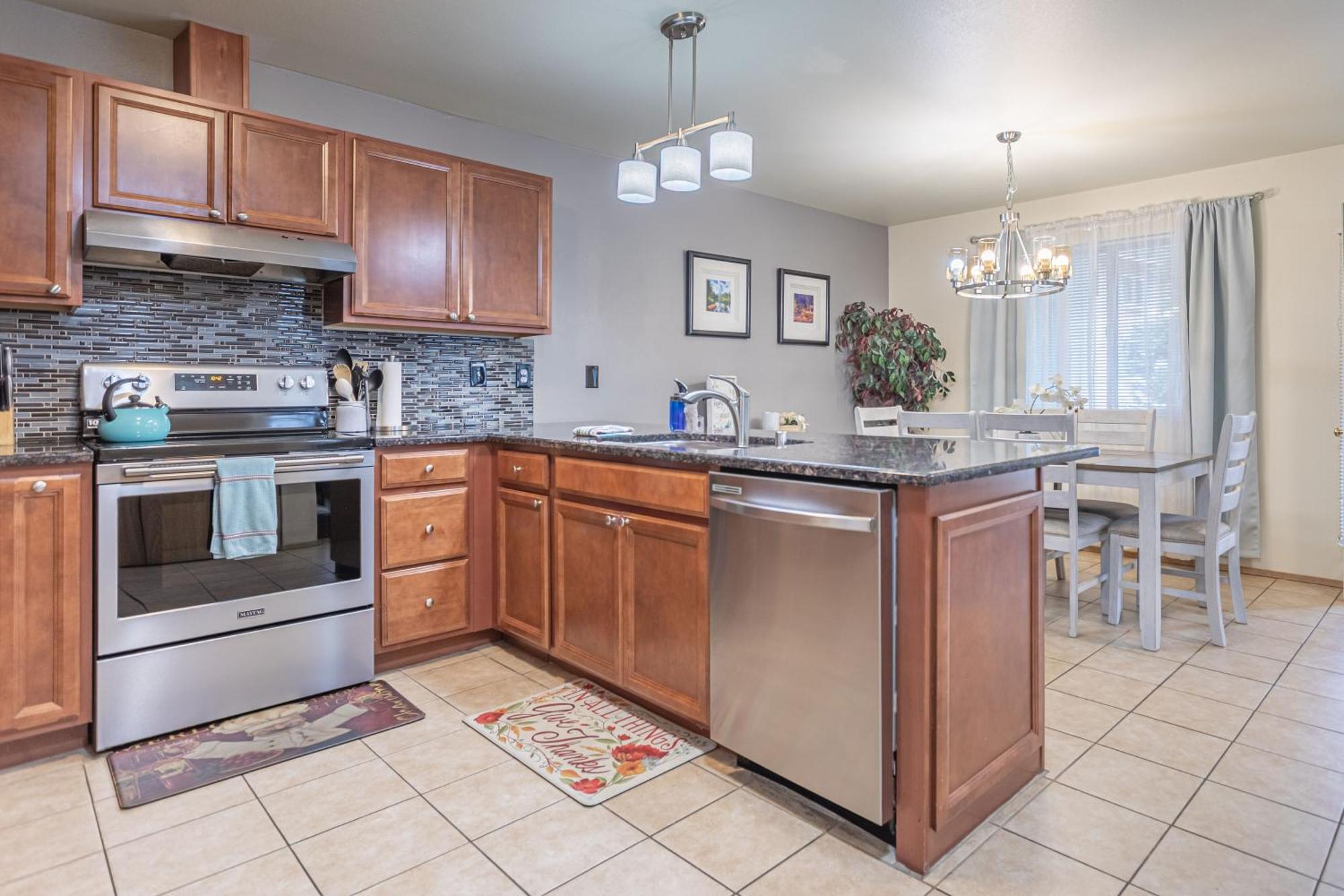 Apartment Walk To Downtown * Sleeps 6 + Pets * Ground Level Gem! Leavenworth