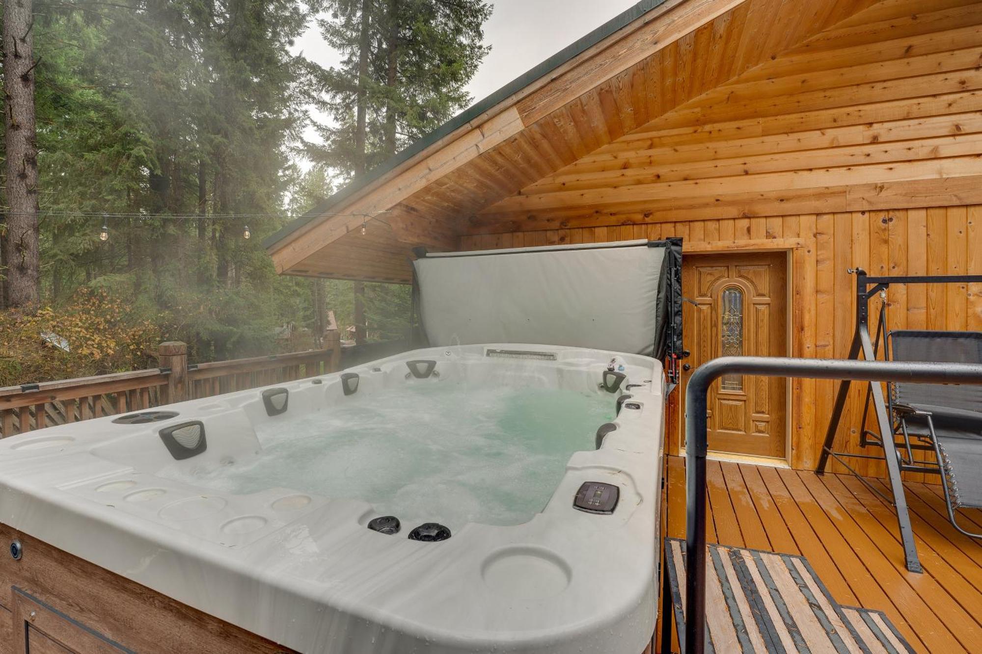 Holiday home With Deck, Hot Tub And Game Room!