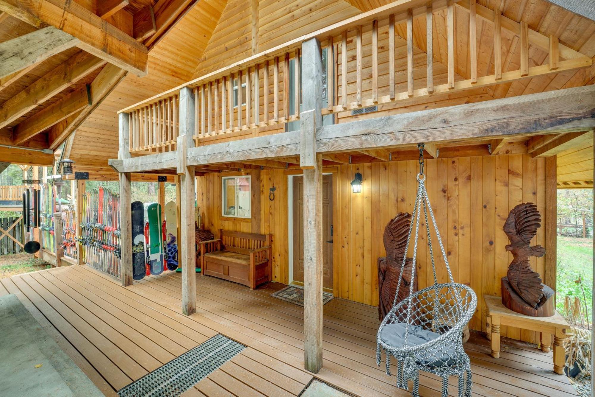 With Deck, Hot Tub And Game Room! Holiday home