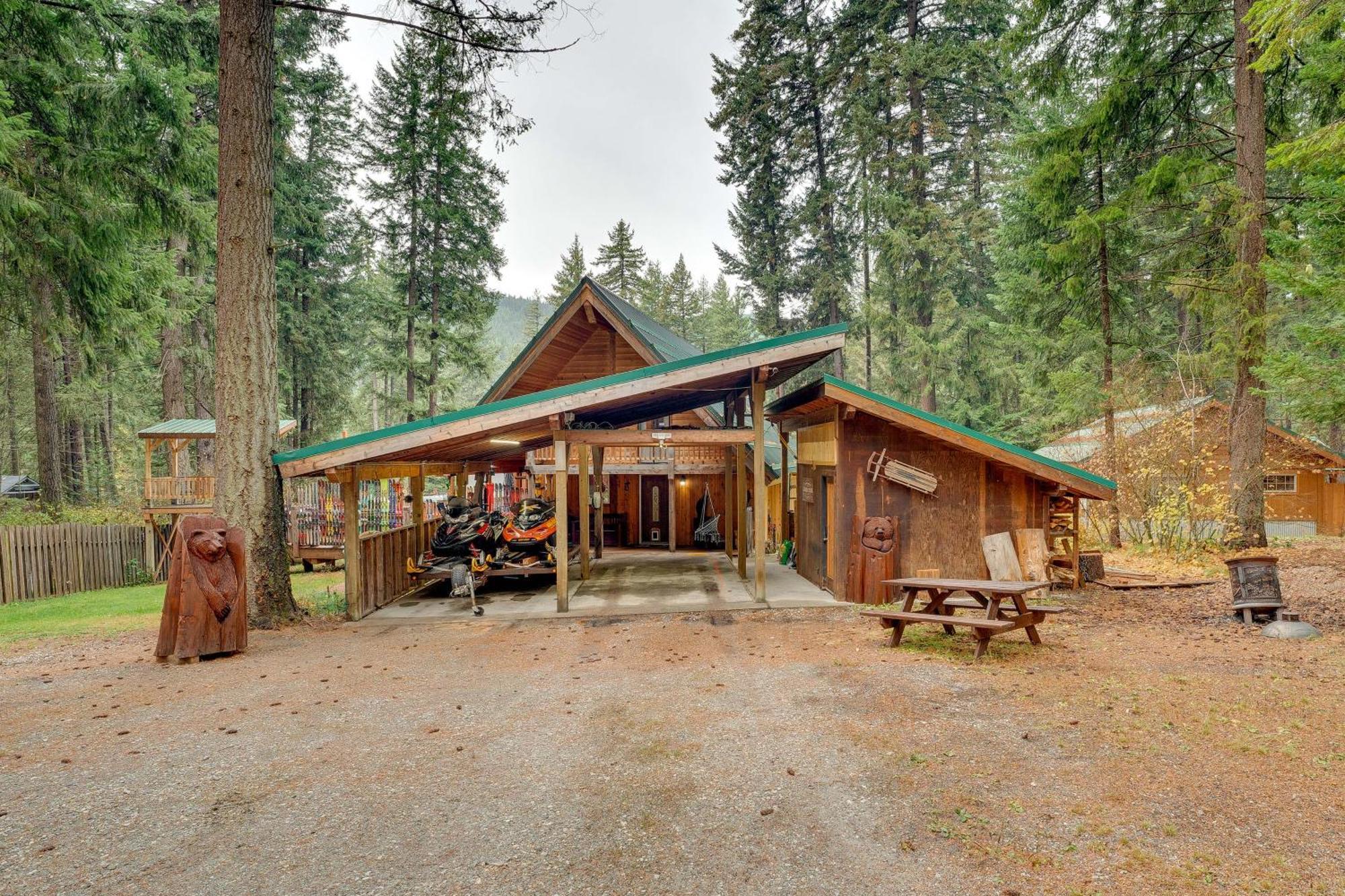 With Deck, Hot Tub And Game Room!
