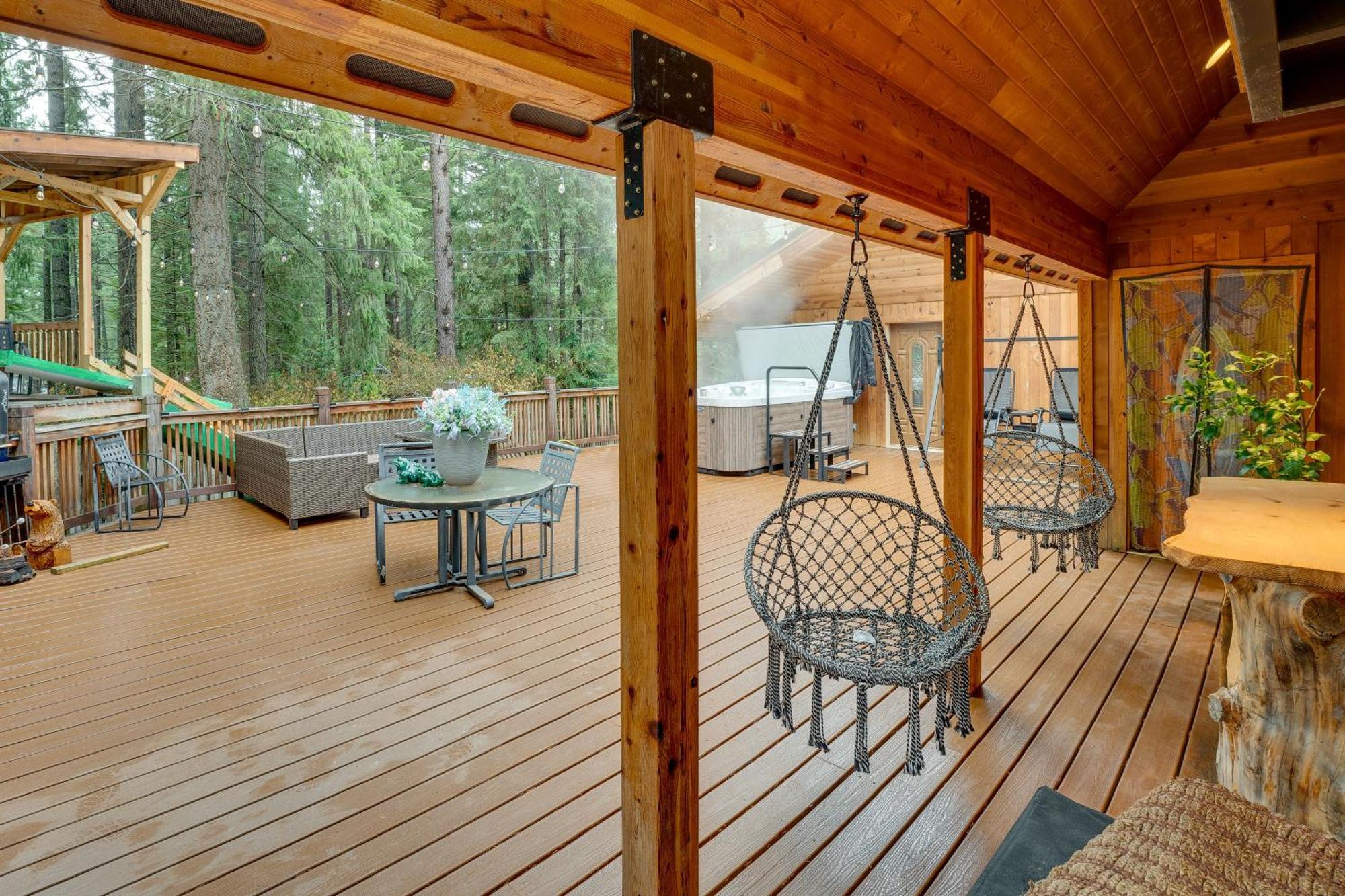 With Deck, Hot Tub And Game Room! *