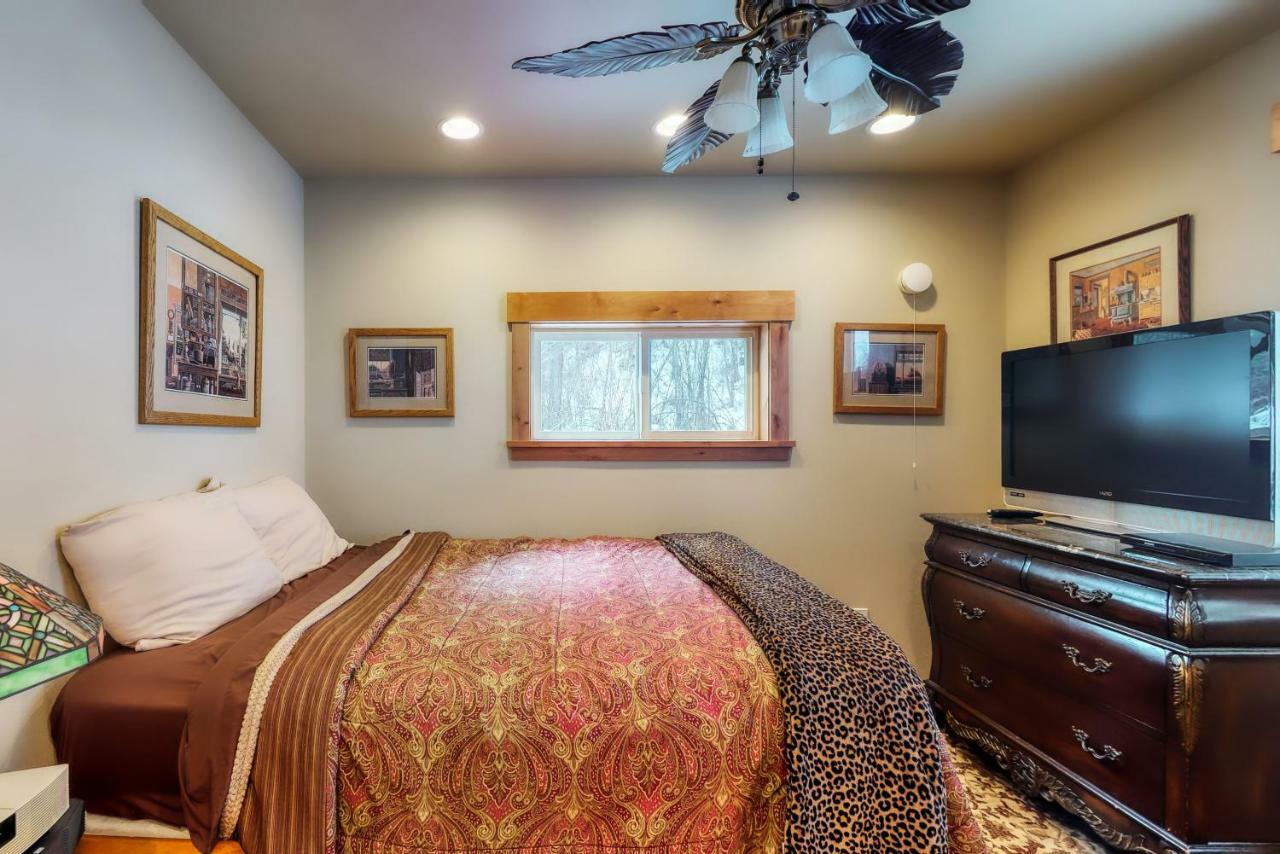 Holiday home Merry Creekside Retreat