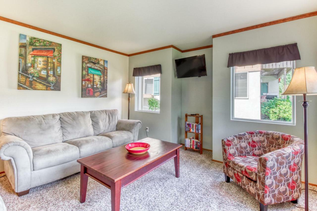 3 Bed 2 Bath In Apartment *