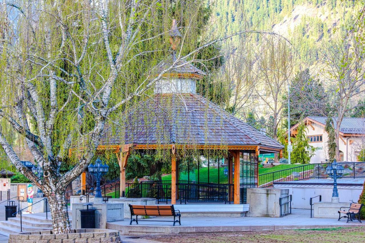 Icicle Village 508: Alpine Aurora Leavenworth