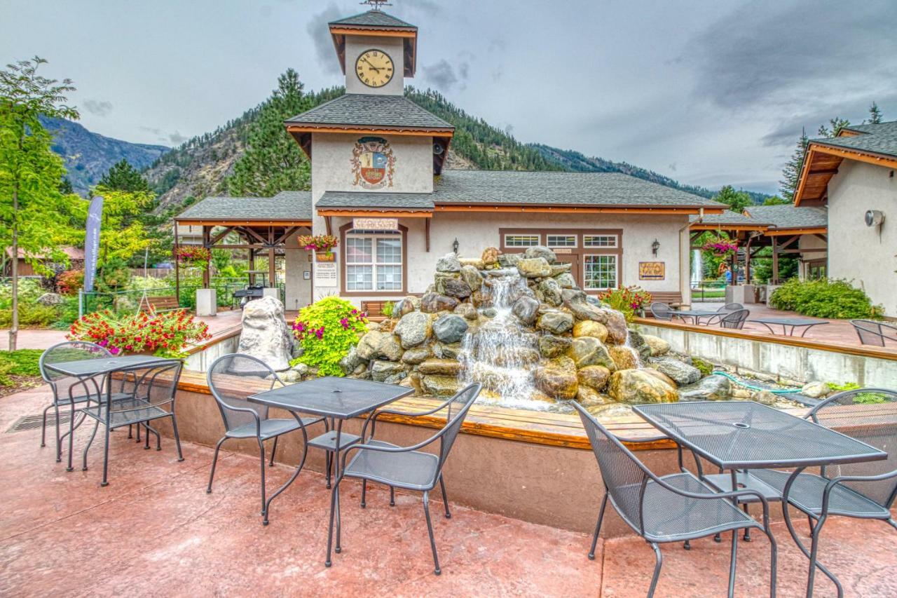 Icicle Village 508: Alpine Aurora * Leavenworth