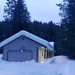 Cozy Riverfront Retreat