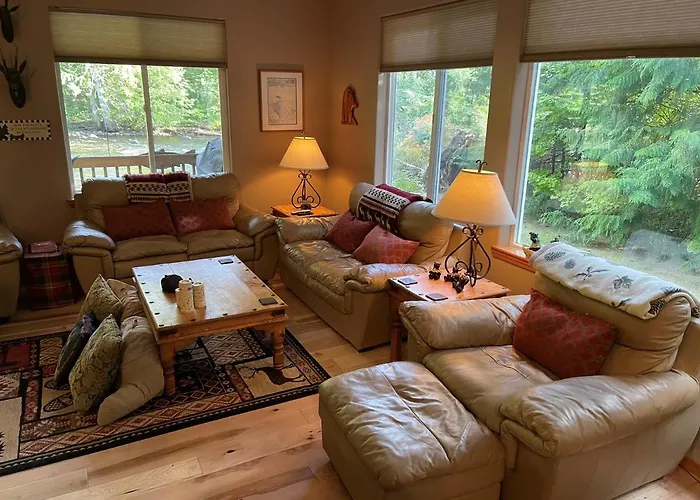 Cozy Riverfront Retreat