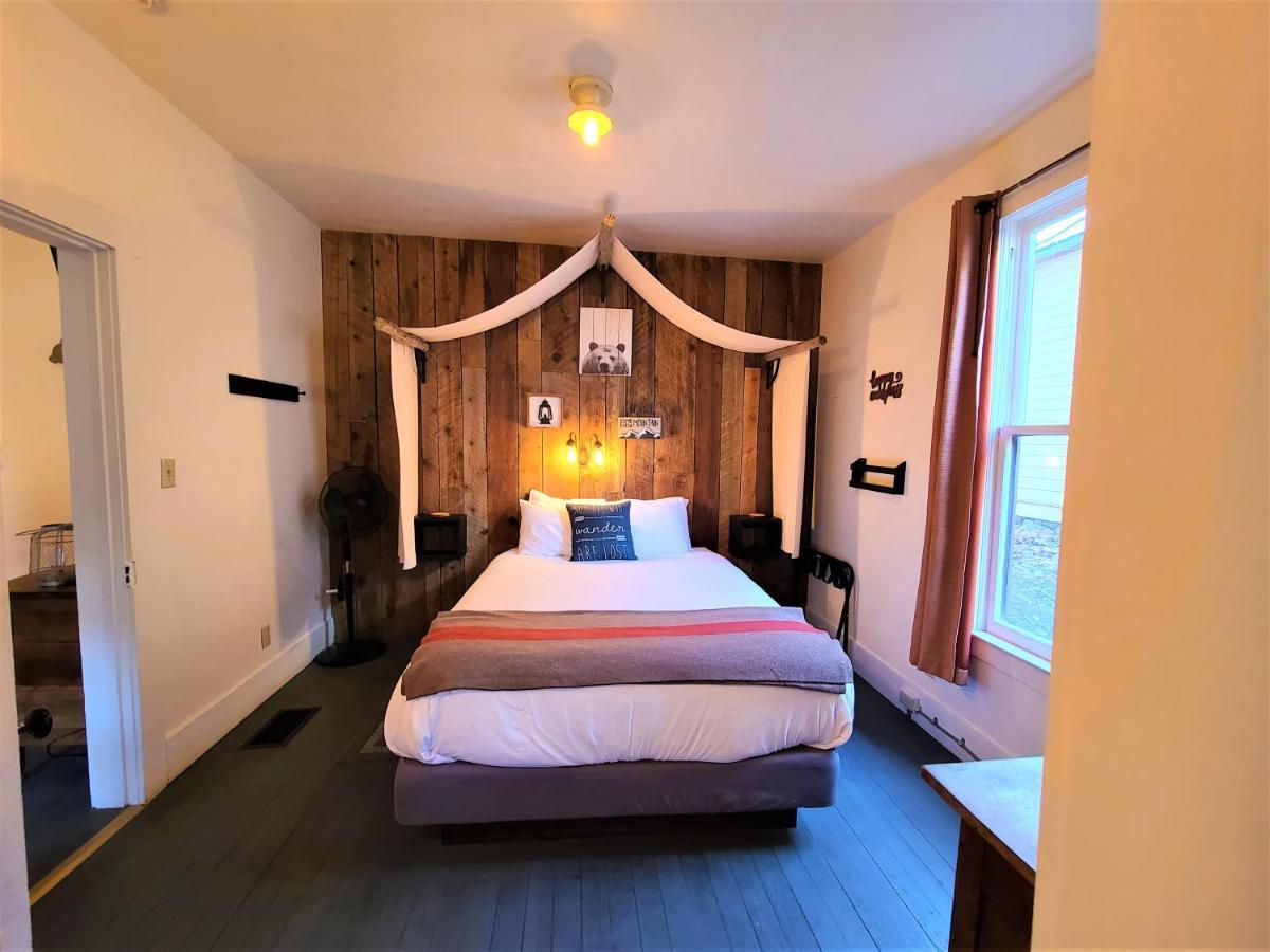 Mrs. Anderson's Hotel 2*