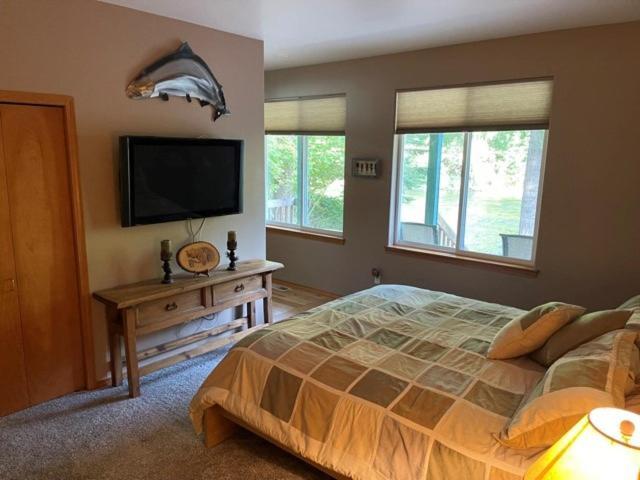 Cozy Riverfront Retreat *