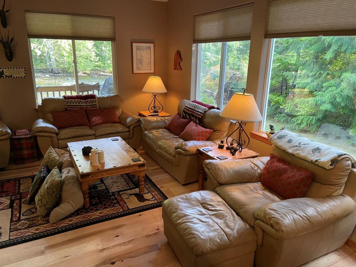 Cozy Riverfront Retreat Holiday home *