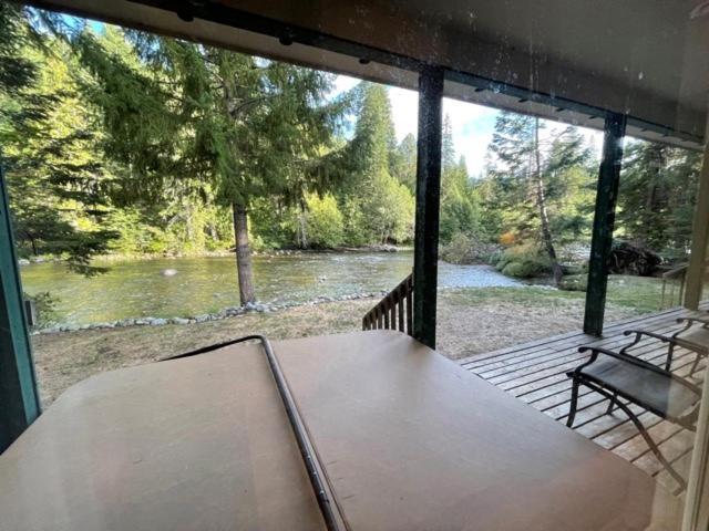 Cozy Riverfront Retreat Holiday home