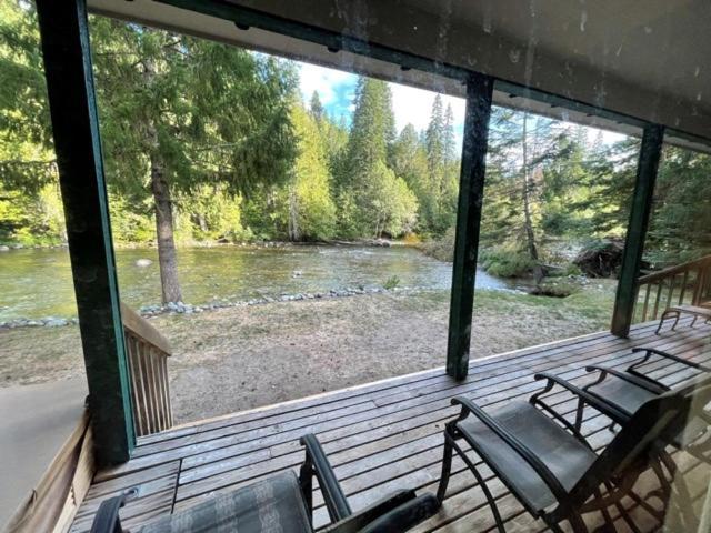 Cozy Riverfront Retreat Holiday home *