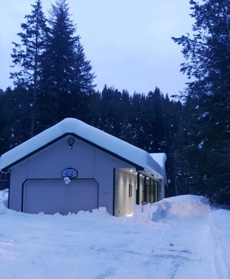 Cozy Riverfront Retreat Holiday home *