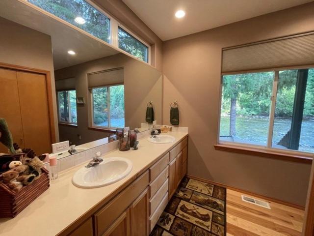 Cozy Riverfront Retreat * Leavenworth