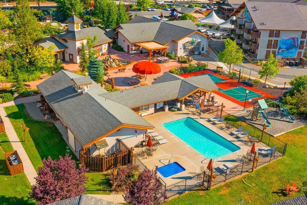 Snowstorm At Icicle Village With Pool And Hot Tub Apartment Leavenworth