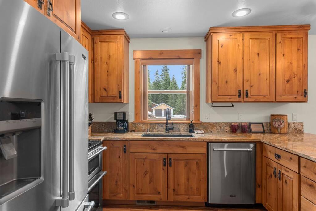 River's Bend - Hot Tub, Fire Pit, Games & Chalet *