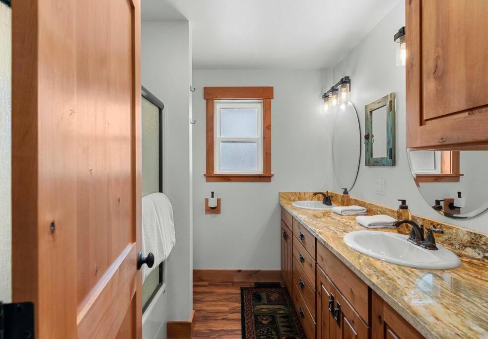 River's Bend - Hot Tub, Fire Pit, Games & * Leavenworth