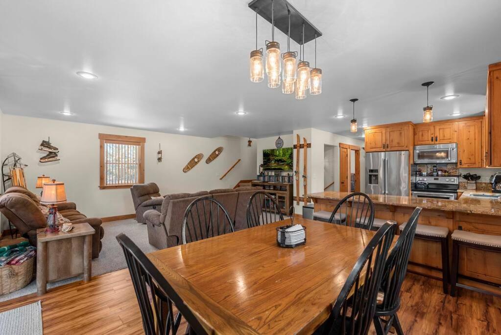 Chalet River's Bend - Hot Tub, Fire Pit, Games & Leavenworth