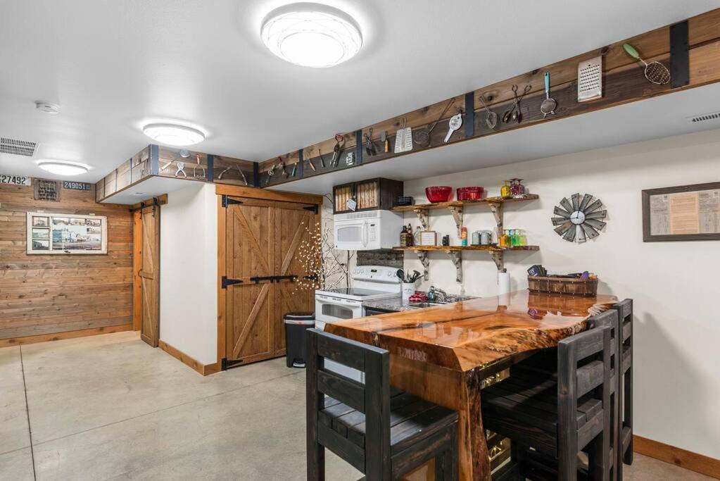Chalet River's Bend - Hot Tub, Fire Pit, Games &