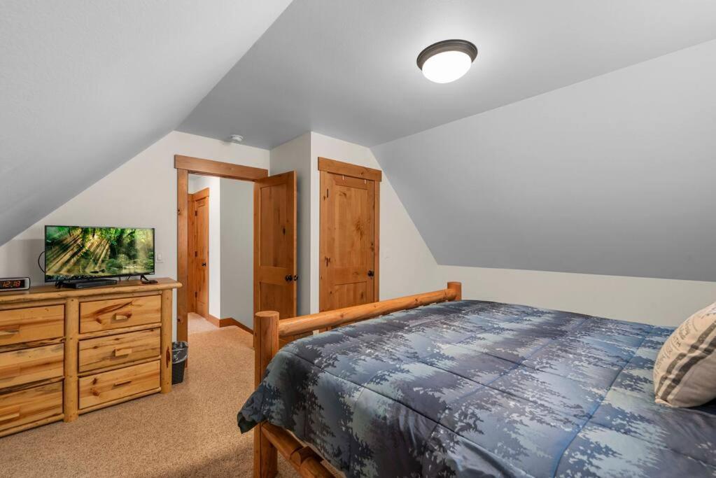 River's Bend - Hot Tub, Fire Pit, Games & Chalet *