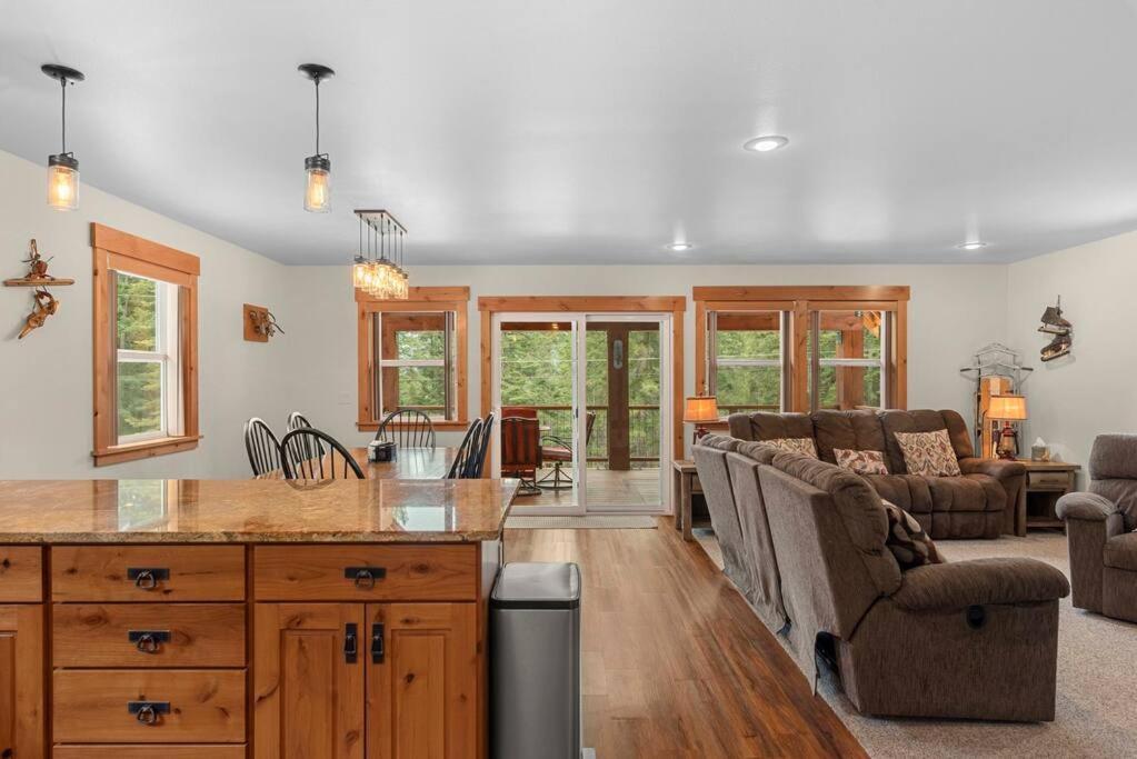 Chalet River's Bend - Hot Tub, Fire Pit, Games &