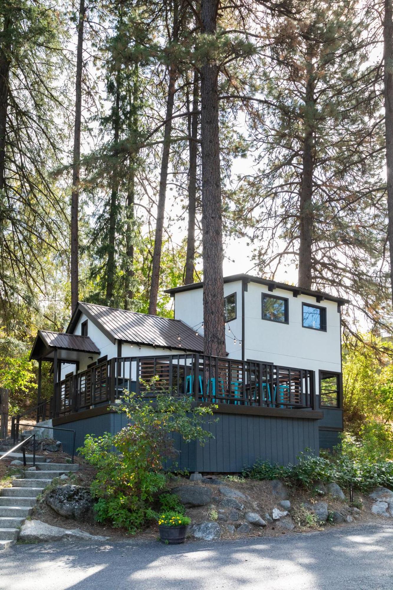 Lodge Loge Riverside